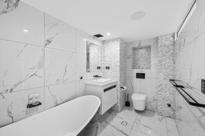 Two-Bedroom Apartment with Ocean View | Bathroom