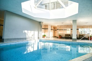Indoor pool, outdoor pool, sun loungers - Pacific Regis (Burleigh Heads)