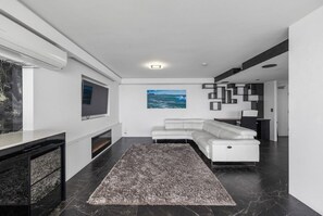 Living area - Pacific Regis (Burleigh Heads)