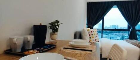 Tabla de planchar con plancha, wifi y ropa de cama