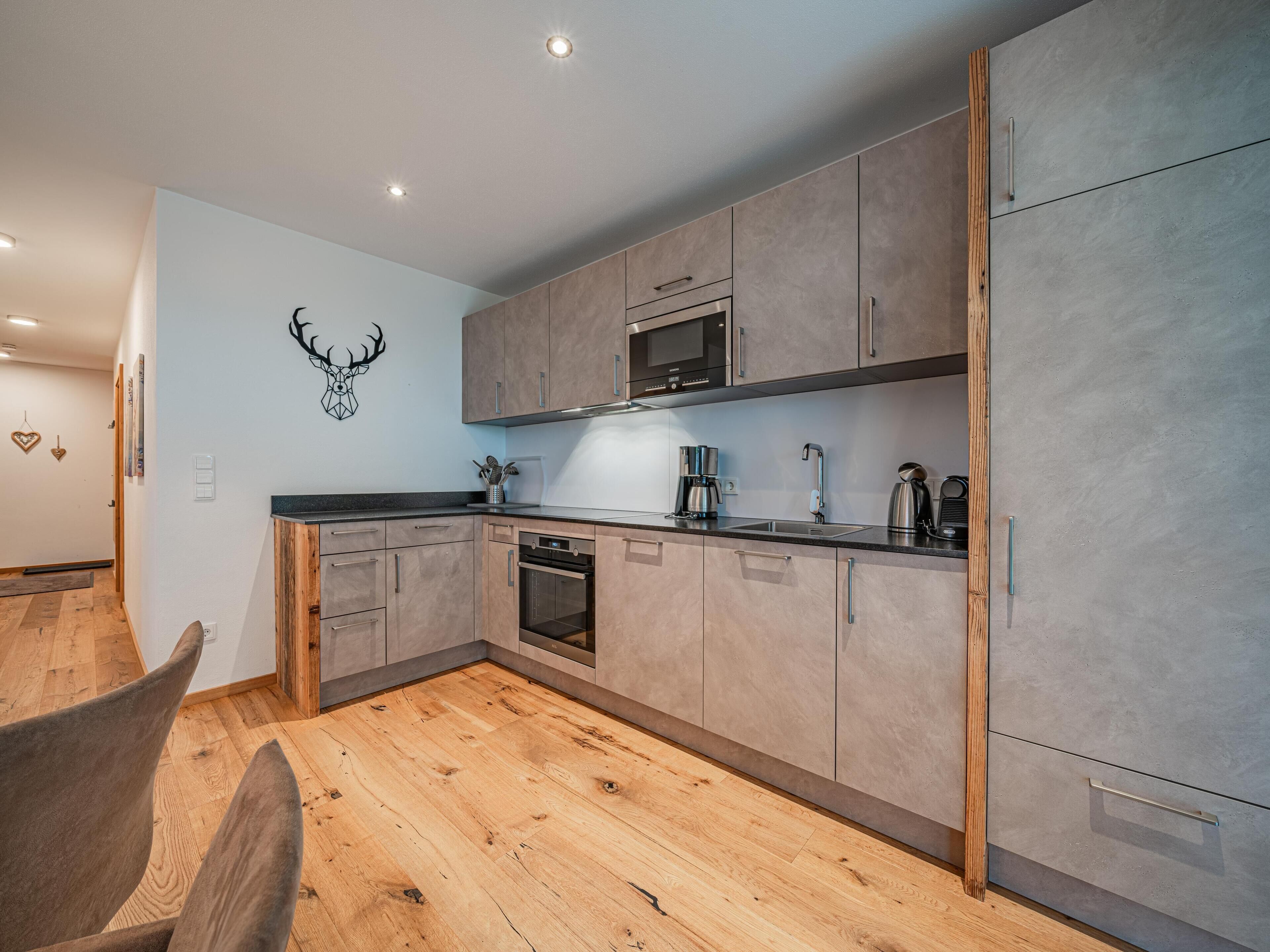 Een koelkast, een magnetron, een oven, een kookplaat