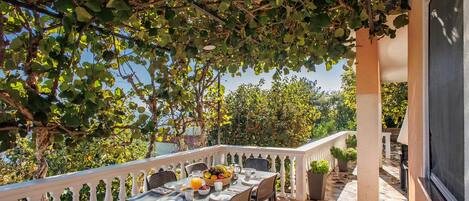 Standard Apartment, Multiple Bedrooms, Mountainside (Seaview House - Magdalena Apartment) | Outdoor dining