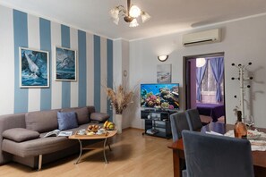 Standard-huoneisto, useita makuuhuoneita, vuorten lähellä (Seaview House - Magdalena Apartment) | Oleskelualue | 21–tuumainen äly-TV, jossa satelliittikanavat