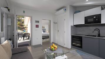 Standard-Apartment, 1 Schlafzimmer (Seaview House - Leana Apartment) | Eigene Küche | Kühlschrank, Mikrowelle, Ofen, Herdplatte