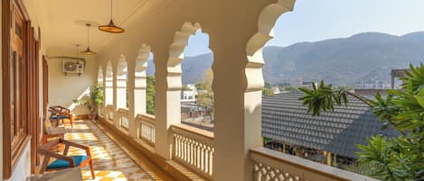 Deluxe dubbelrum - utsikt mot bergen | Terrass/Patio