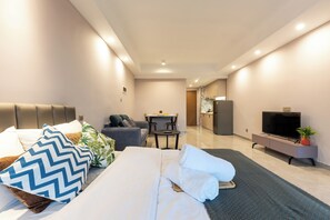 Estudio Confort, vistas a la ciudad | Espacio para trabajar con un portátil y tabla de planchar con plancha