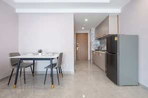 Comfort-Studio, Stadtblick | Wohnbereich | 43-Zoll-Smart-TV mit Digitalempfang