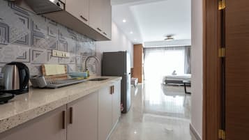 Comfort Studio, City View | Private kitchen | Fridge, stovetop, cookware/dishes/utensils