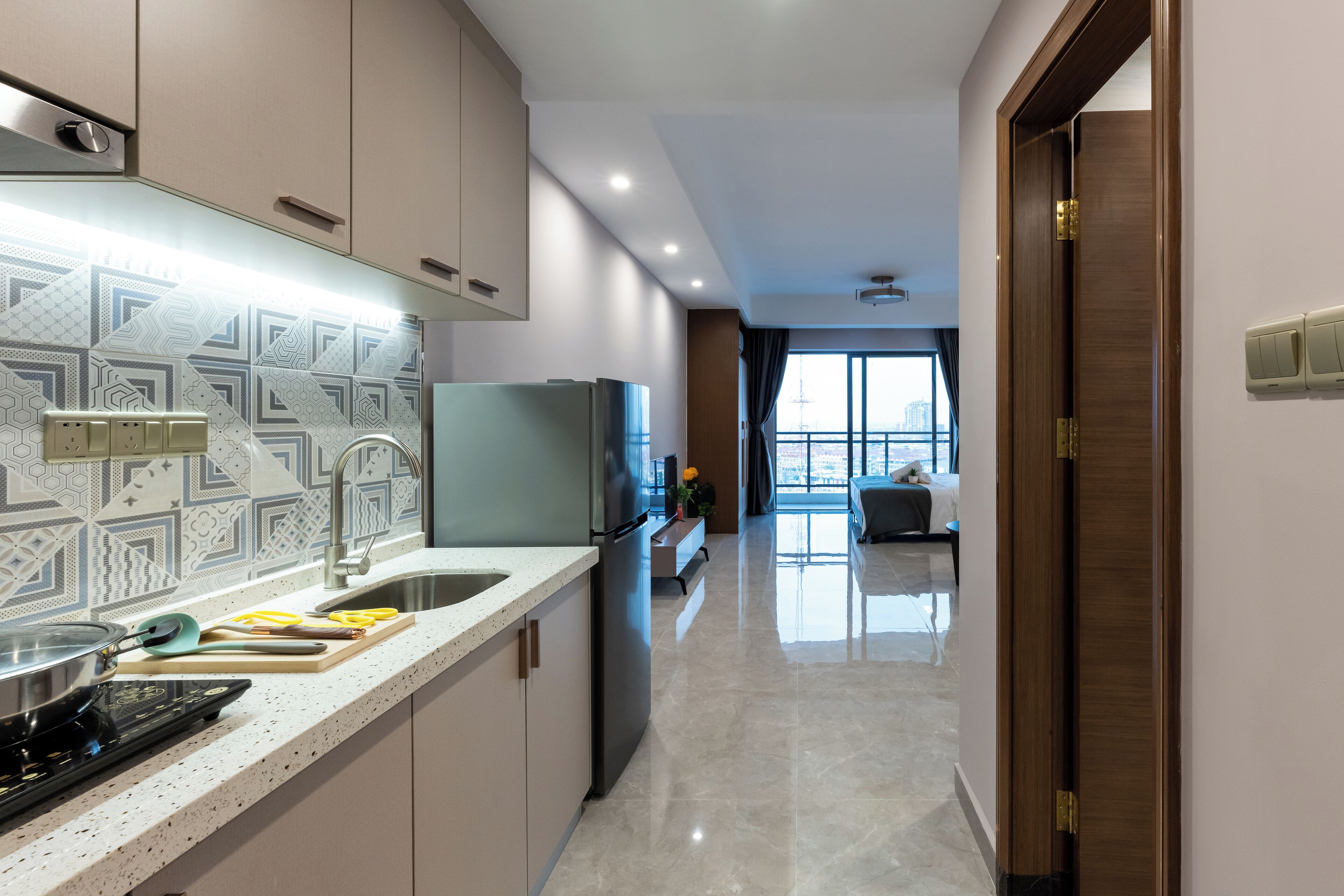 Studio Comfort, pemandangan kota | Dapur pribadi | Lemari es, kompor, dan peralatan masak/sendok-piring