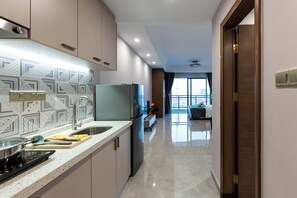 Comfort Studio, City View | Private kitchen | Fridge, stovetop, cookware/dishes/utensils - TK Star Condo by Soben Homes (Phnom Penh)