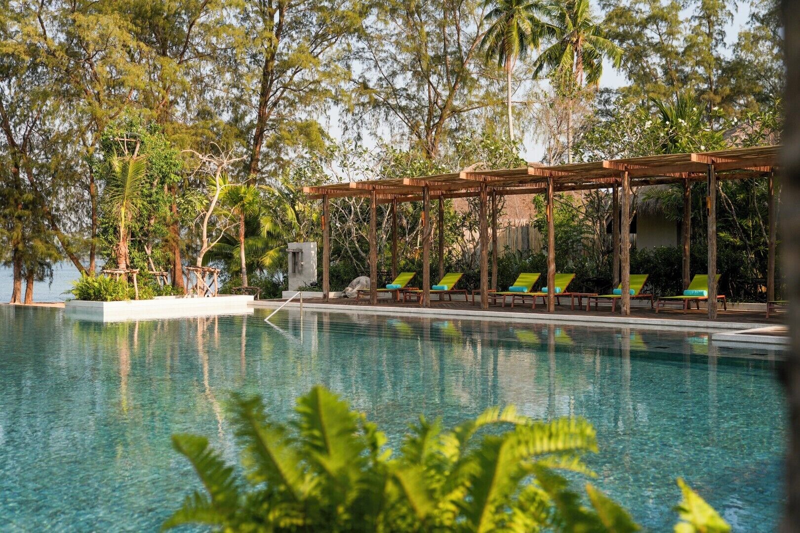 Utomhuspool, gratis cabanor och solstolar