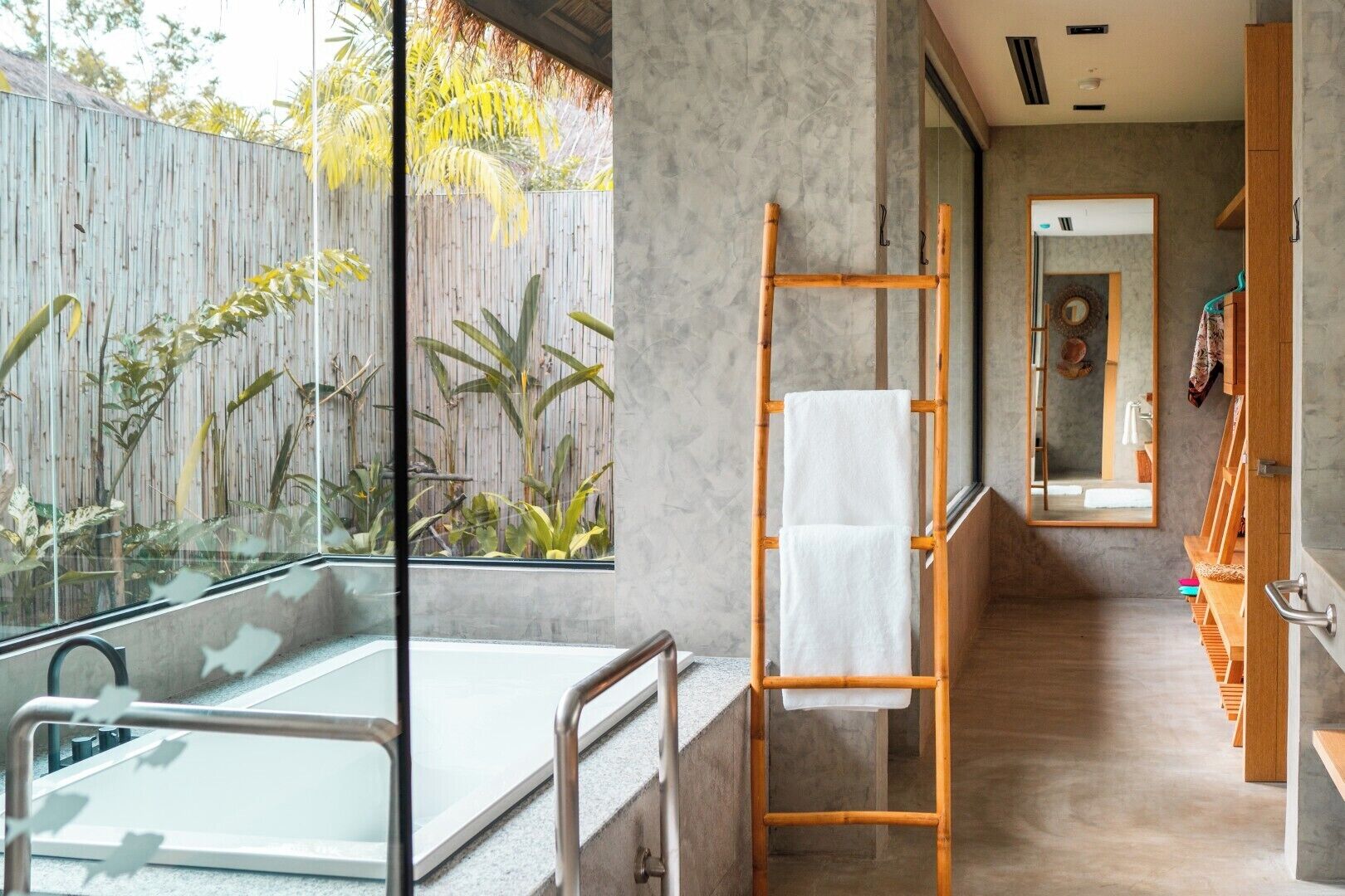 独立的浴缸和淋浴、免费洗浴用品、吹风机、浴袍