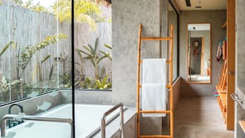 Tina y regadera independientes y amenidades de baño gratuitas