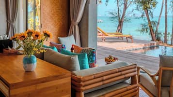 Villa, 2 slaapkamers, aan het strand (Pool) | Woonruimte | Een 44-inch flatscreentelevisie met kabelzenders