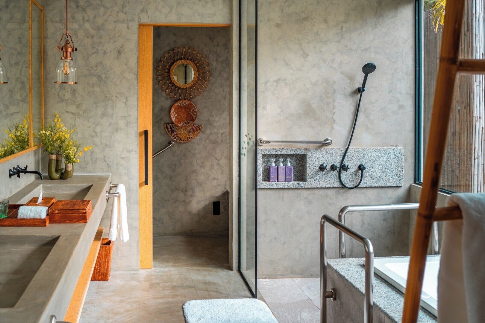 Un bagno moderno con uno specchio grande, una doccia e un mobile con piano in granito.