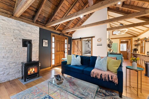 Perfect Couples’ Cabin: Fireplace, Firepit, & Wine Nearby