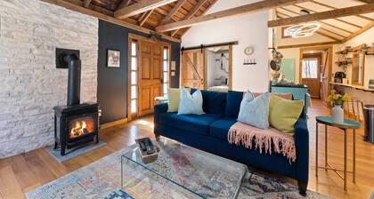 Perfect Couples’ Cabin: Fireplace, Firepit, & Wine Nearby