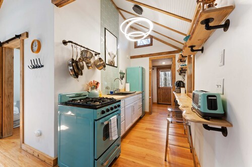 Perfect Couples’ Cabin: Fireplace, Firepit, & Wine Nearby