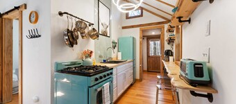 Perfect Couples’ Cabin: Fireplace, Firepit, & Wine Nearby
