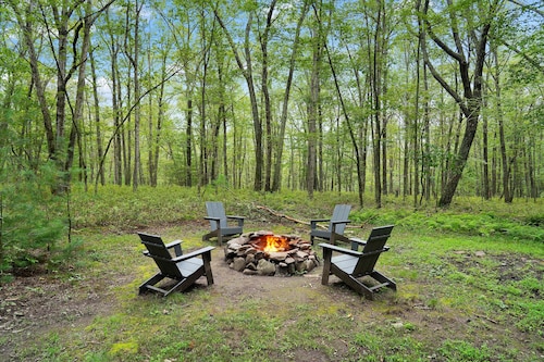 Perfect Couples’ Cabin: Fireplace, Firepit, & Wine Nearby