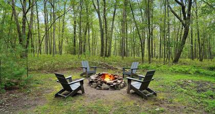 Perfect Couples’ Cabin: Fireplace, Firepit, & Wine Nearby