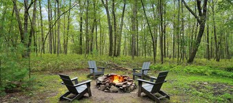 Perfect Couples’ Cabin: Fireplace, Firepit, & Wine Nearby