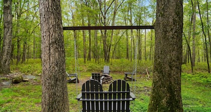 Perfect Couples’ Cabin: Fireplace, Firepit, & Wine Nearby