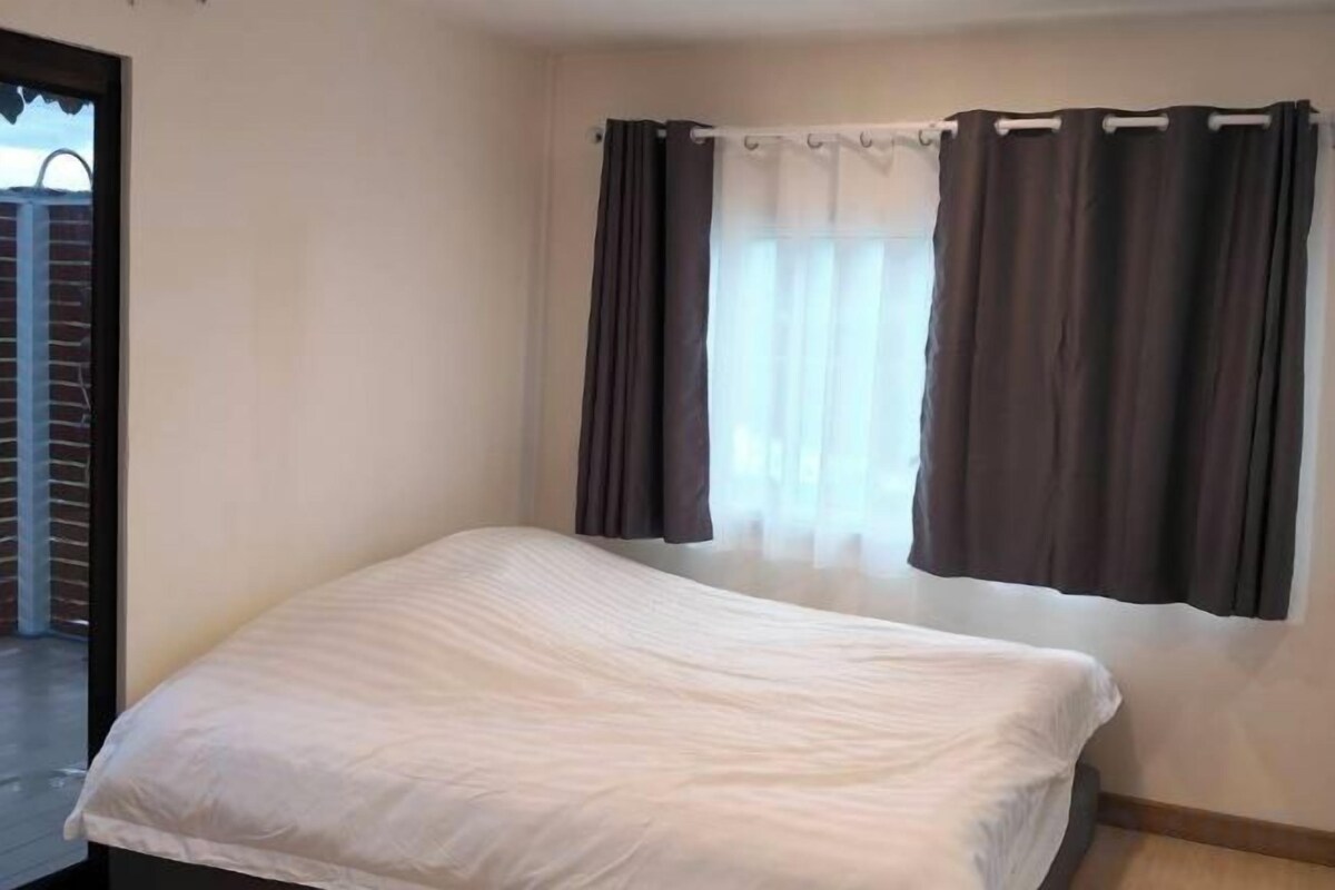 Desk, laptop workspace, free WiFi, bed sheets