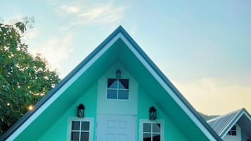 Classic Single Room, 1 Queen Bed, Private Bathroom, Lagoon View | Living area