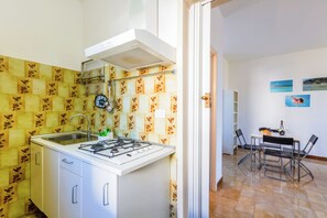 Frigorífico, horno, cafetera o tetera y utensilios de cocina