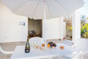 Outdoor dining - Porto Cesareo Air-conditioned Villa 12 beds “Torre Cesarea” (Porto Cesareo)