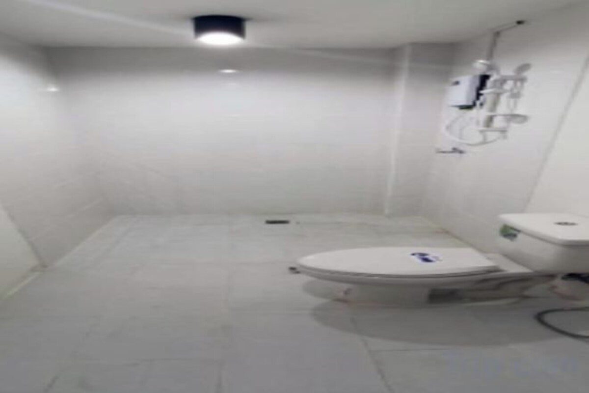 Badkamer | Een douche, een haardroger, een bidet, handdoeken