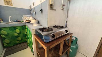 Stovetop, cookware/dishes/utensils