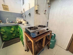 Parrilla de estufa y utensilios de cocina