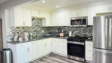 Refrigerador, microondas, horno y parrilla de estufa