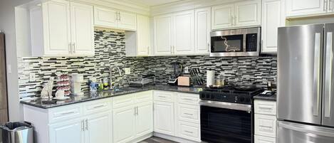 Een koelkast, een microgolfoven, een oven, een kookplaat