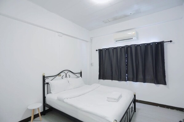 Dobbeltrom, byutsikt | Skrivebord og wi-fi (inkludert)