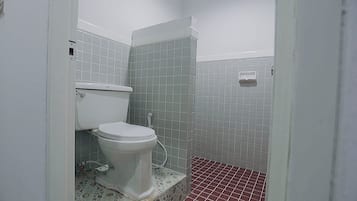 Szoba kétszemélyes ággyal, kilátással a városra | Fürdőszoba | Zuhanyzó, hajszárító, törölközők és szappan
