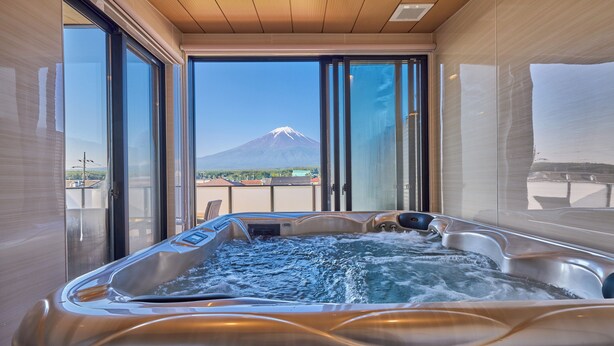 Un jacuzzi con vista a la montaña.