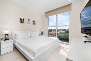 2 habitaciones, escritorio y tabla de planchar con plancha 