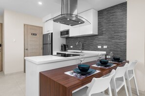 Fridge, microwave, oven, stovetop - Luxury Escape in Palm Beach Aracari 26 by Bocobay (Noord)