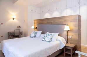 7 chambres, bureau, fer et planche à repasser, lit de bébé portatif