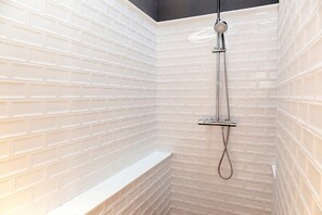Regadera, secadora de cabello, bidet, toallas 