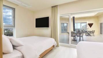 Penthouse, Mountain View | Premium bedding, down comforters, Tempur-Pedic beds, desk