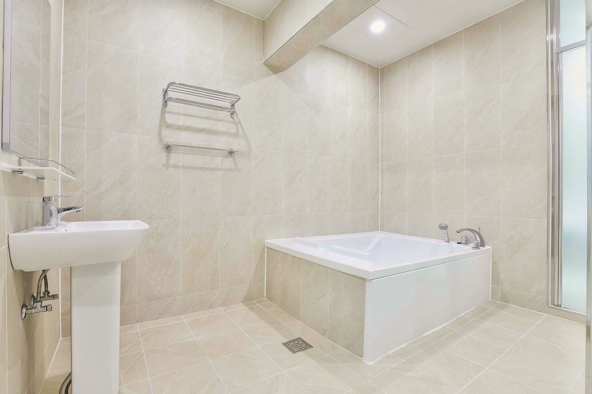 Une salle de bain moderne avec un lavabo, une baignoire et une douche.