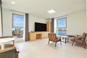 Þakíbúð - sjávarsýn | Stofa | 65-tommu snjallsjónvarp með kapalrásum, Netflix, leikföng.