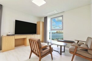 Þakíbúð - sjávarsýn | Stofa | 65-tommu snjallsjónvarp með kapalrásum, Netflix, leikföng.