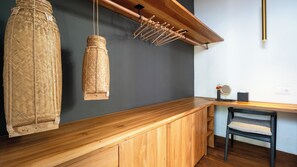 4 chambres, coffres-forts dans les chambres, bureau