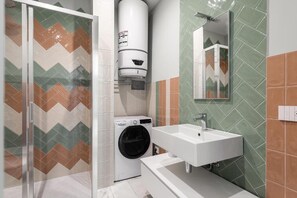 Shower, hair dryer, bidet, towels