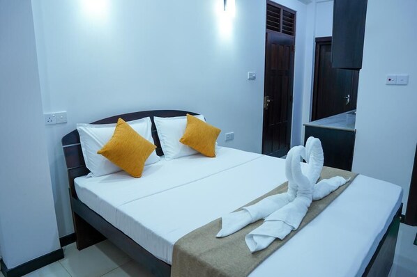 Standard Double Room | Free WiFi - Green Eye Apartment & Hotel (Boralesgamuwa)
